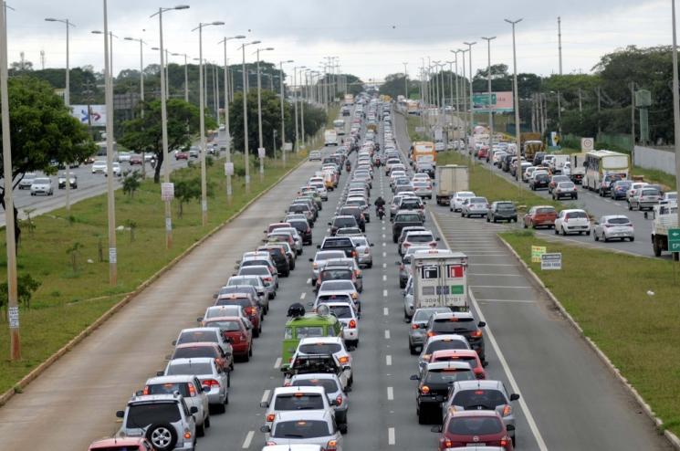 GDF quer desconto no ônibus para quem deixar carro em estacionamentos