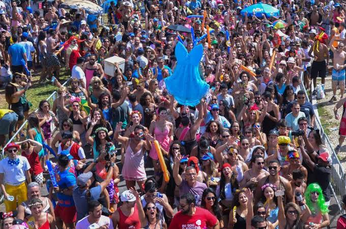 Tumultos, bebedeira e pequenos delitos marcam 1º dia do Carnaval no DF