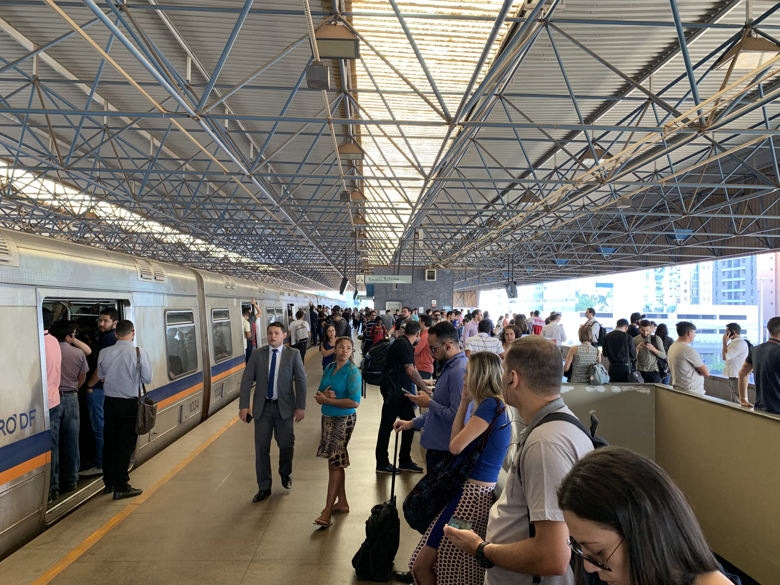 Metrô parado devido à trilhos quebrados entre as estações Shopping e Asa Sul