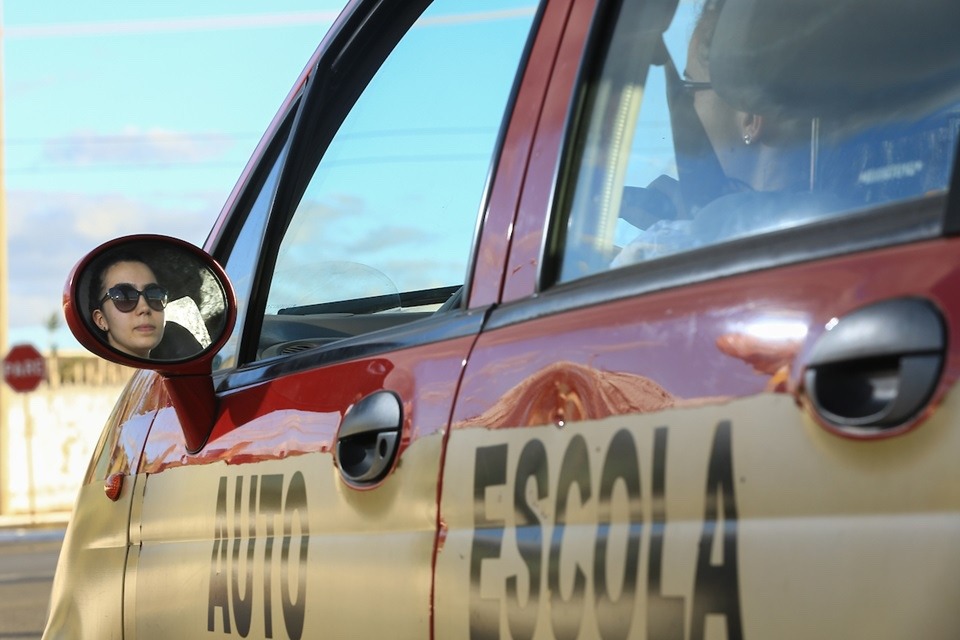 Sem simulador, busca por autoescolas cresce e preço da CNH cai R$ 300