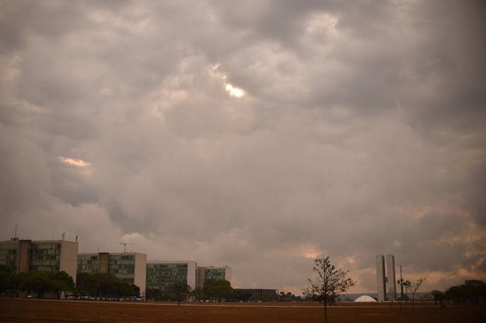 Chuva devem continuar nesta sexta-feira e se prolongar no fim de semana