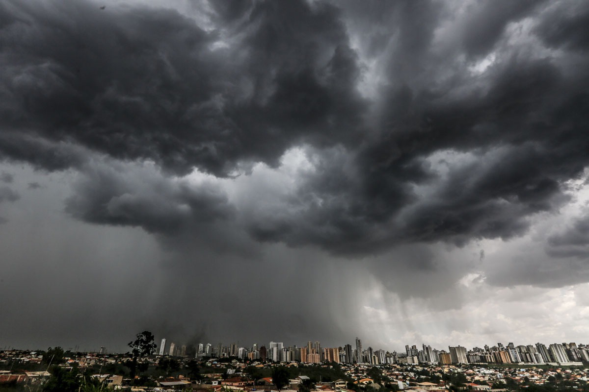 Adolescente fica ferido após chuva derrubar teto de casa no DF