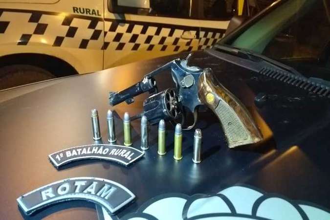 Homem armado agride mulher e é preso por policiais militares