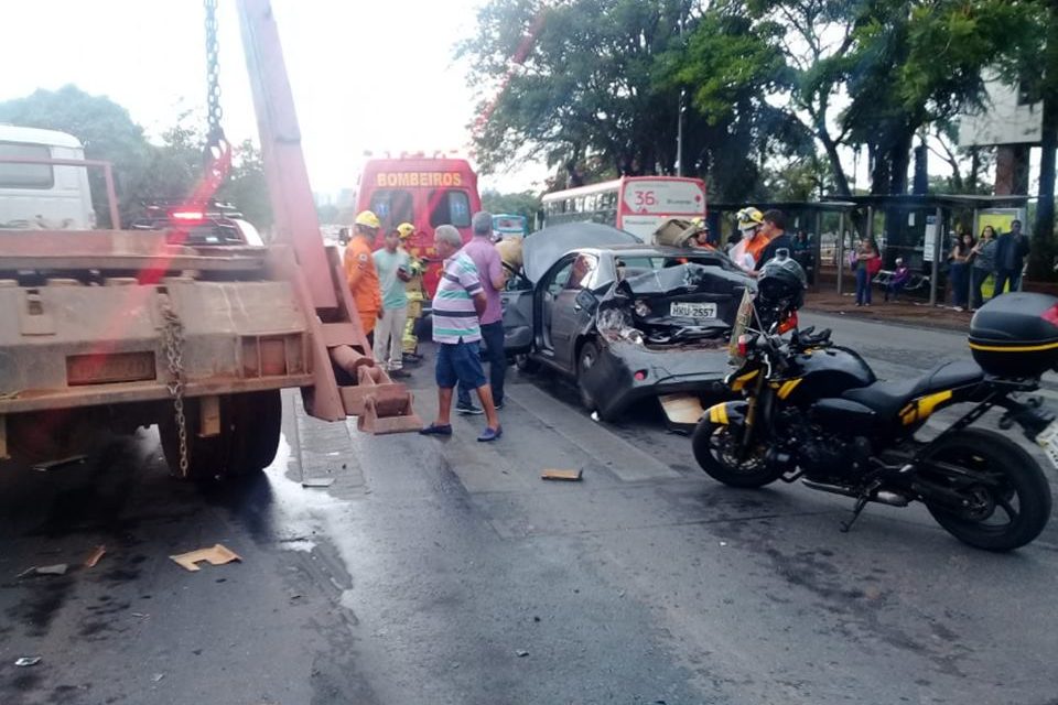 DF | Chuvas isoladas e acidentes deixam trânsito congestionado na manhã desta terça-feira