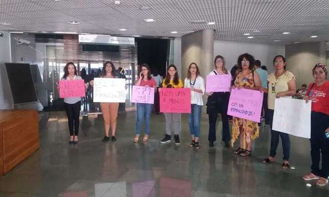 Mulheres protestam na CLDF para pedir instauração da CPI do Feminicídio