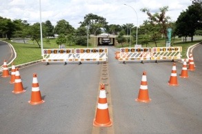 Trânsito é fechado para obras nas tesourinhas da Asa Norte