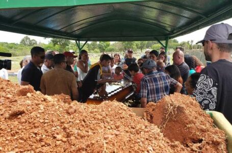 Feminicídio: Necivânia é sepultada no cemitério do Gama