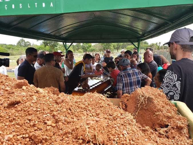 Feminicídio: Necivânia é sepultada no cemitério do Gama