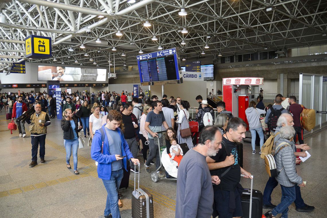 Feriado prolongado movimenta estradas e aeroportos em todo o país