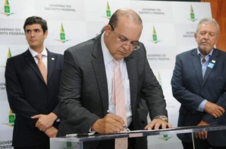 Ibaneis formaliza doação de todo seu salário para a Casa do Ceará
