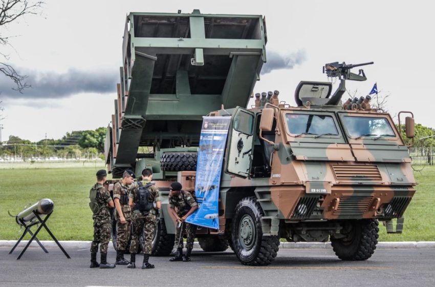 Exército faz exposição na Praça dos Cristais em Brasília