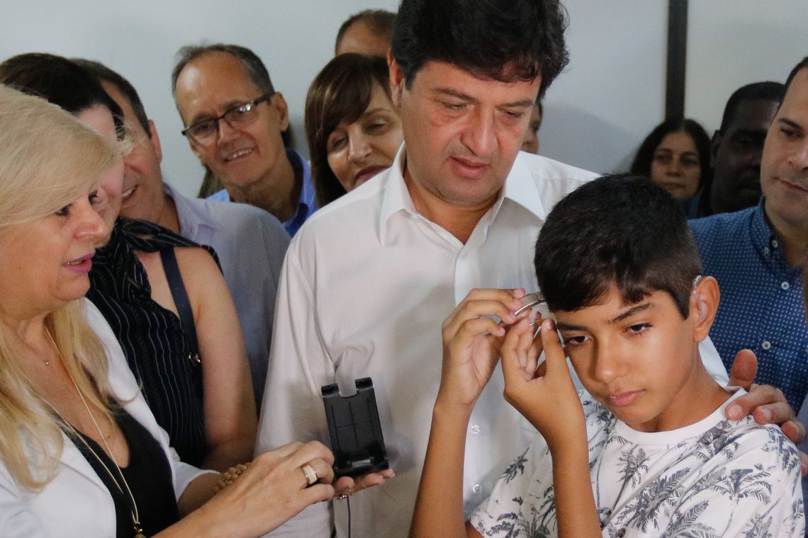 Após cartinha ao Papai Noel, menino ganha aparelho de audição