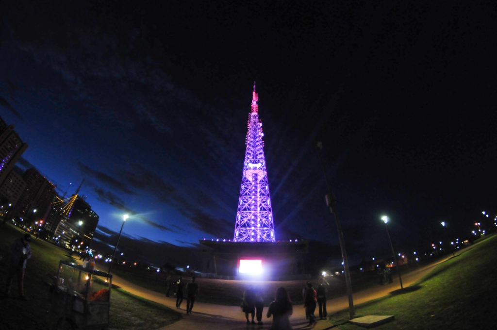 Torre de TV, um iluminado ponto de confraternização