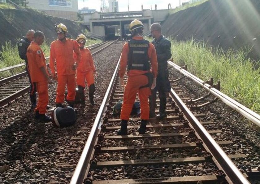 DF: cadeirante cai ao lado dos trilhos do metrô e fica em estado grave