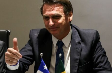 Bolsonaro oferece ajuda ao presidente de Moçambique