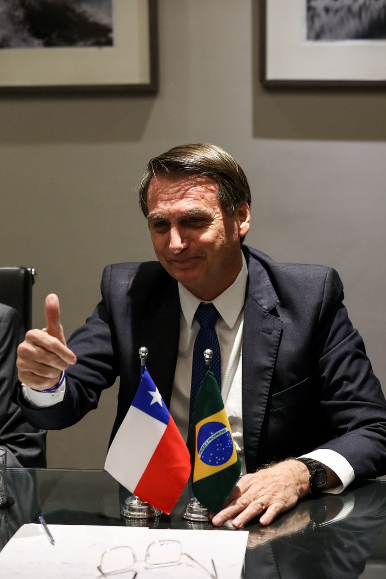 Bolsonaro oferece ajuda ao presidente de Moçambique