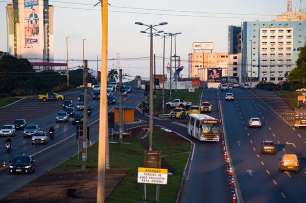 EPTG: motoristas furam bloqueios com 2.400 cones nas faixas exclusivas