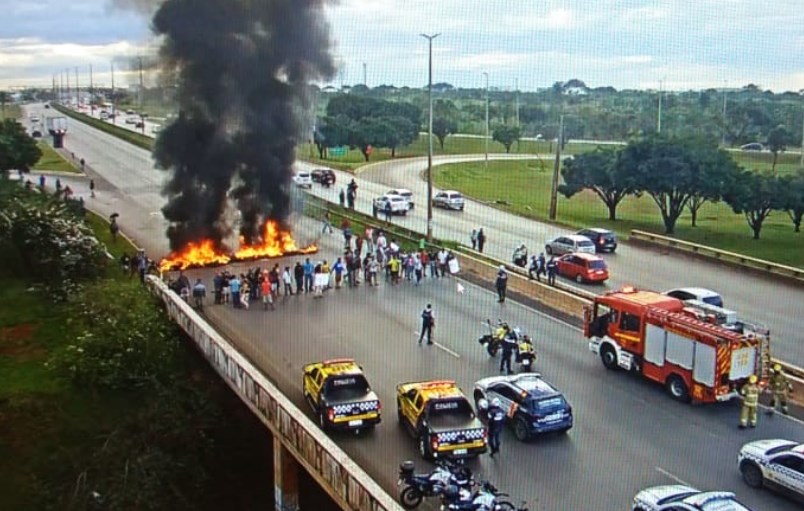 Protesto bloqueia trânsito na Estrutural contra retirada de invasão