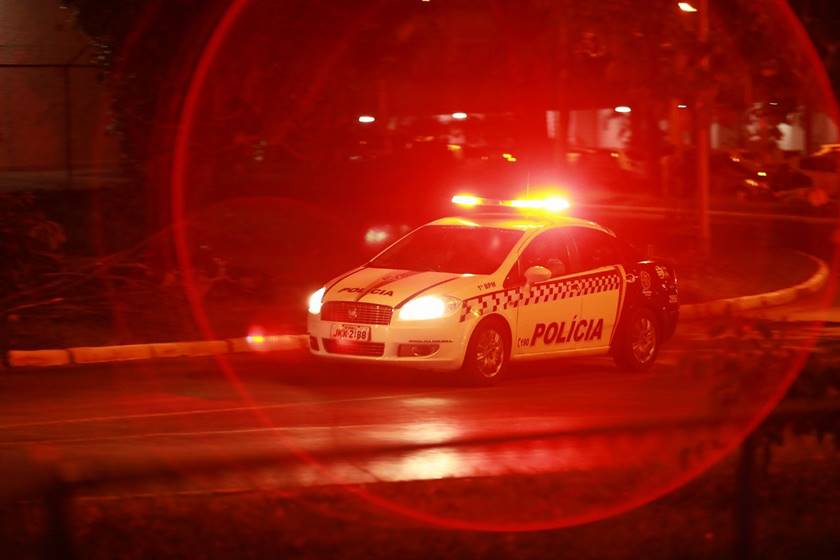 Homem joga carro em muro e tenta matar ex-companheira atropelada no DF