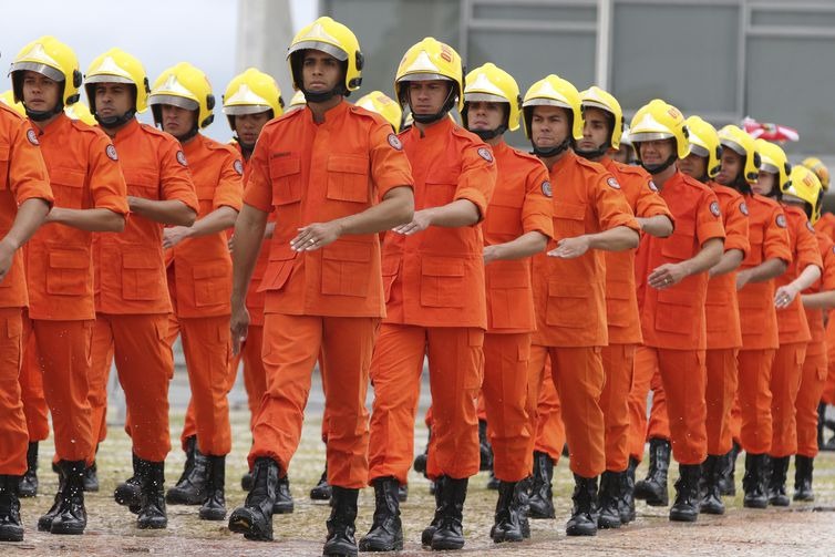 Bombeiros do DF promovem primeira troca da bandeira do ano