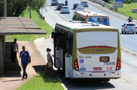 População aprova ônibus com portas dos dois lados