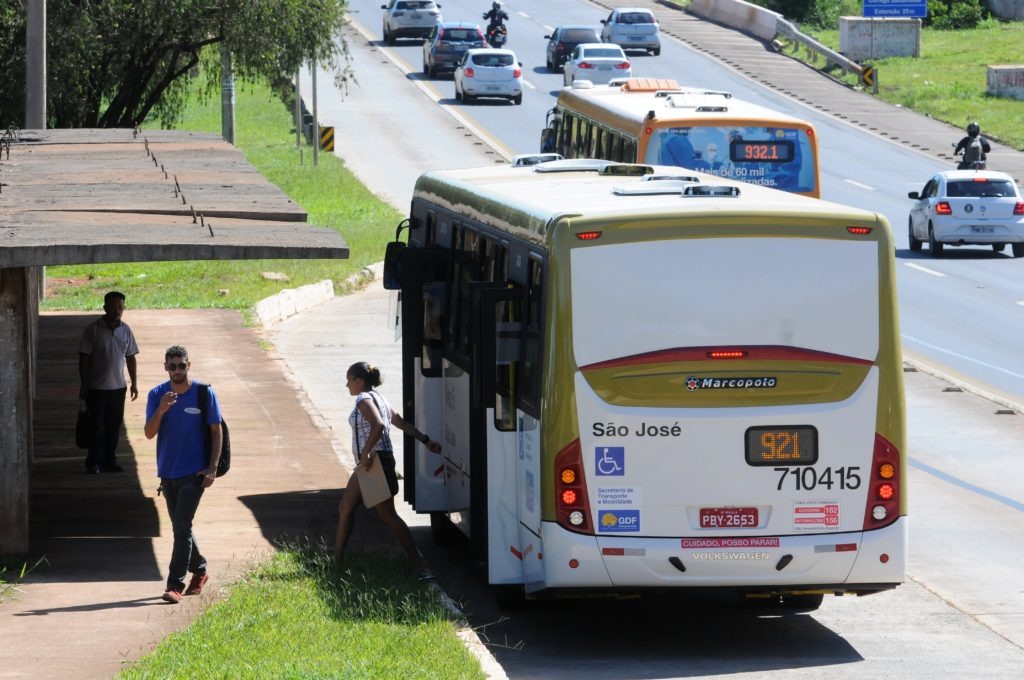 População aprova ônibus com portas dos dois lados