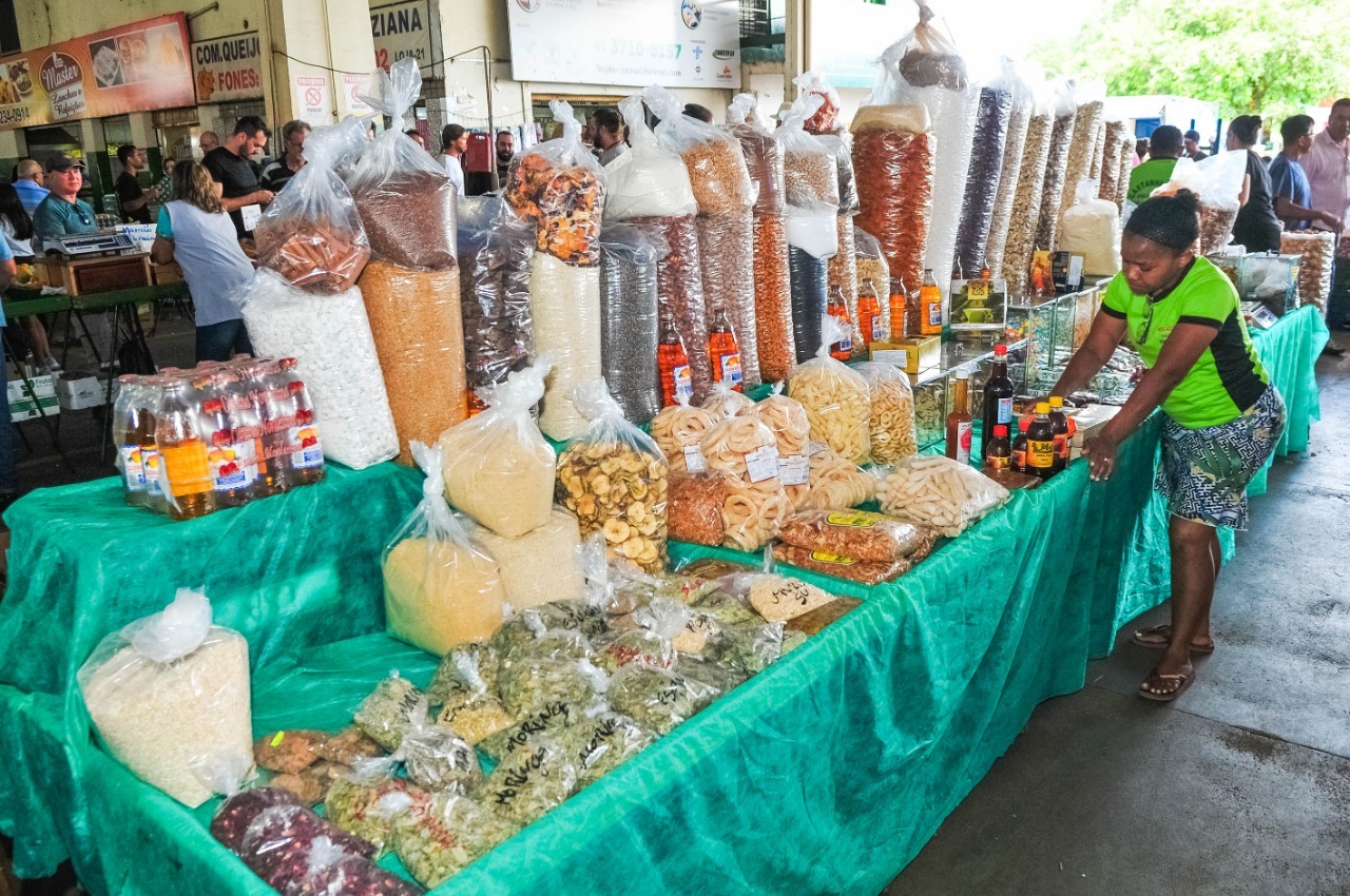 Variedade de produtos na Ceasa atrai clientes aos sábados