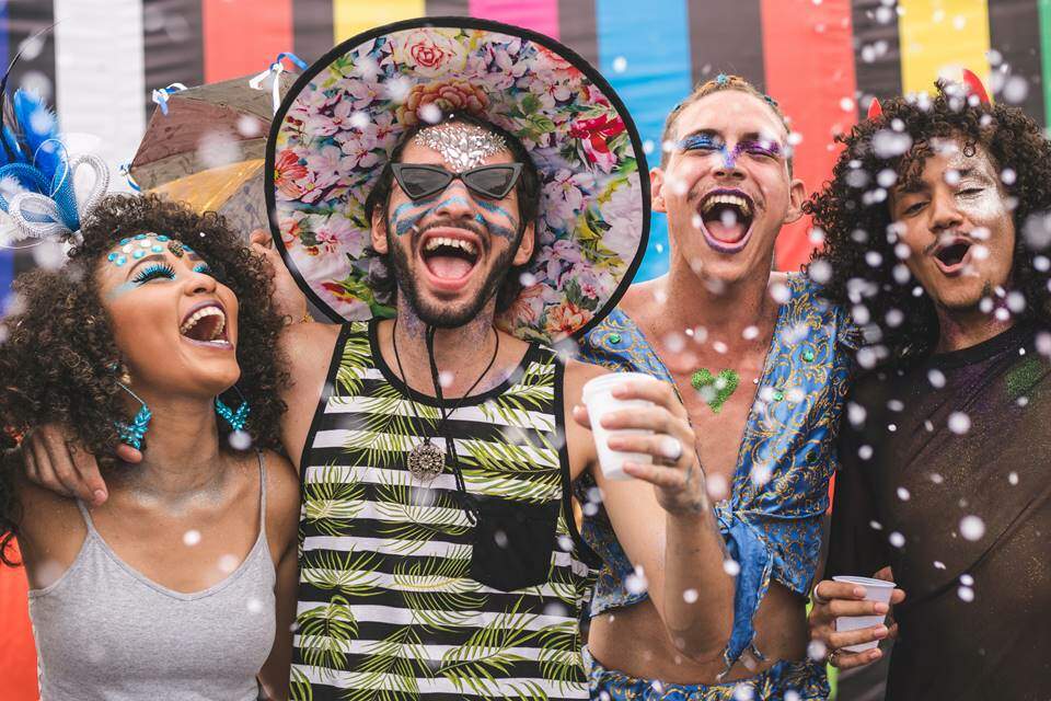 Carnaval e álcool: veja os efeitos de misturar bebidas e remédios