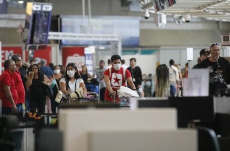 Anvisa retoma obrigatoriedade de máscaras em aeroportos e aviões