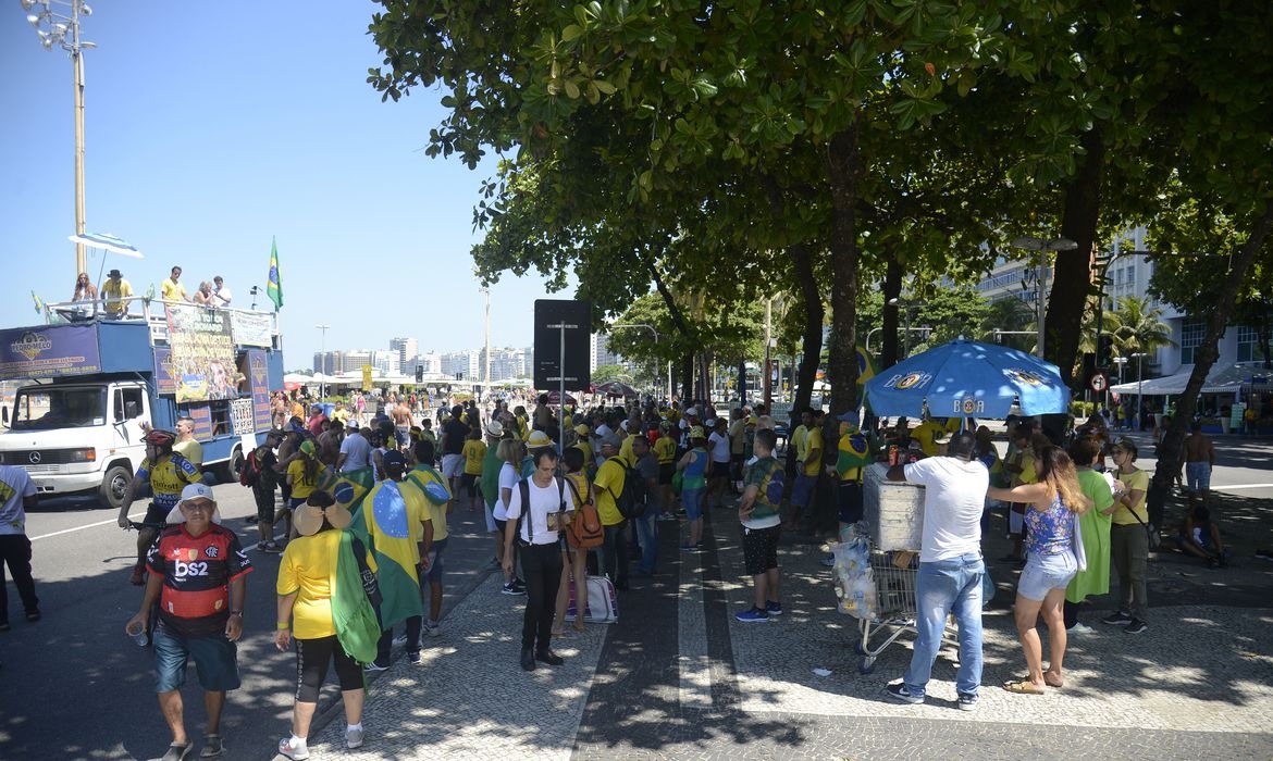 Manifestantes pró-governo fazem marchas e carreatas em cidades do país