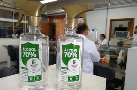 LUZIÂNIA | Alunos e professores do IFG produzem álcool 70% para distribuir à população carente