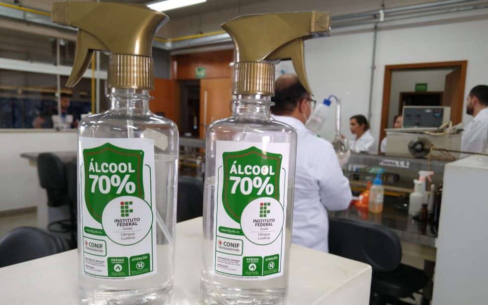 LUZIÂNIA | Alunos e professores do IFG produzem álcool 70% para distribuir à população carente