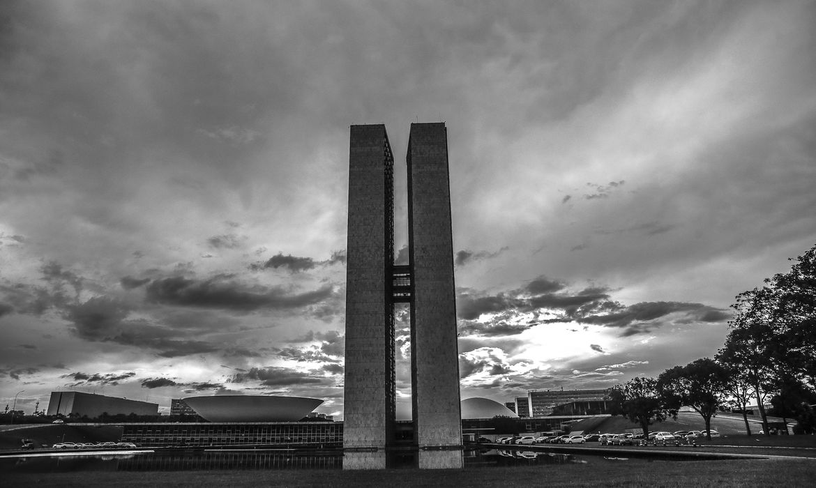 Congresso Nacional decreta luto de três dias por mortes por covid-19