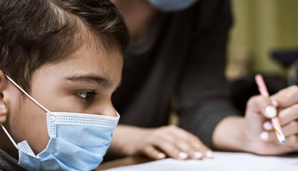 É desumano que as crianças paguem um preço tão alto para que as escolas continuem recebendo mensalidades