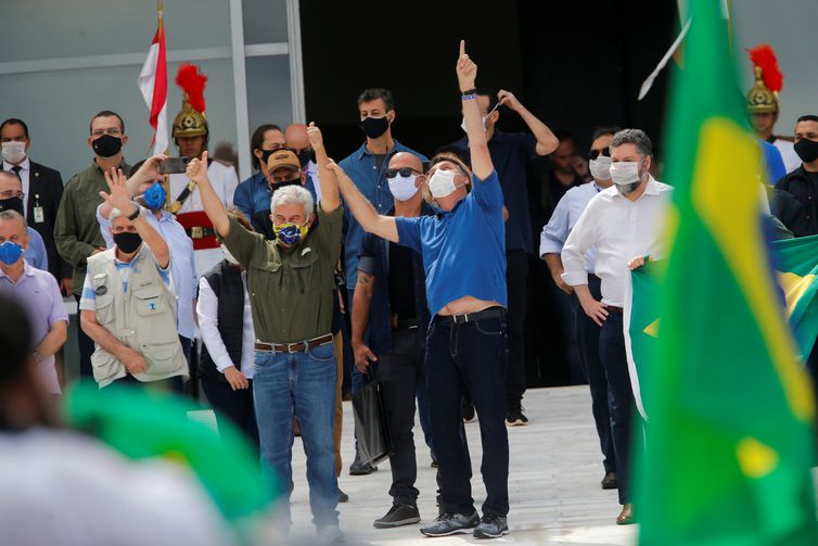 Bolsonaro vai a manifestação em frente ao Palácio do Planalto