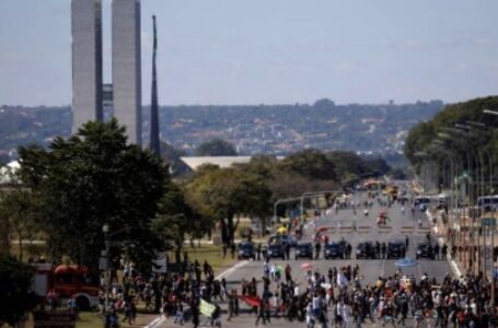 Brasília tem protestos contra e a favor de Bolsonaro neste domingo