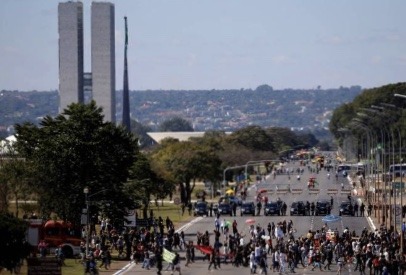 Brasília tem protestos contra e a favor de Bolsonaro neste domingo