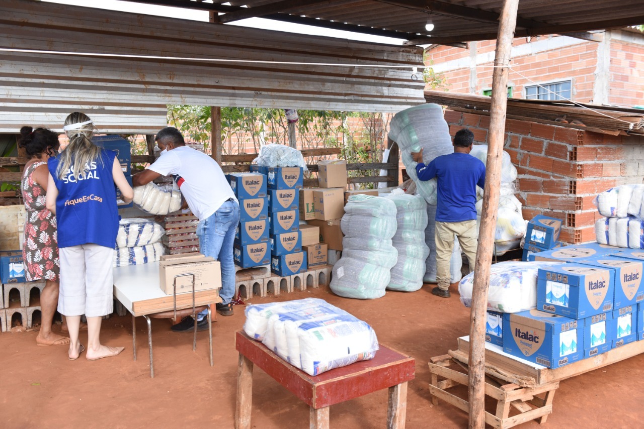 Voluntária que serve refeições a moradores da periferia de Goiânia recebe doações do Governo de Goiás e da OVG