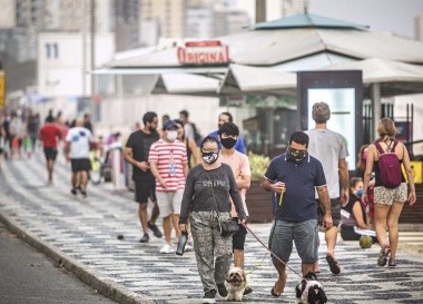 Menos estressados, mas infectados: fuga do isolamento pode causar 2ª onda