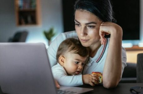 Maternidade e quarentena: mães precisam trabalhar, mas aulas não voltaram