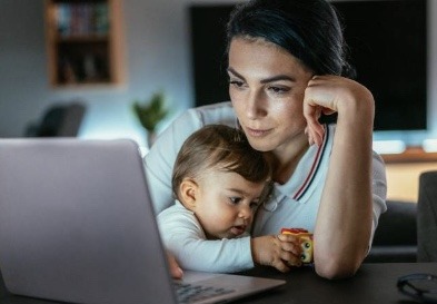 Maternidade e quarentena: mães precisam trabalhar, mas aulas não voltaram