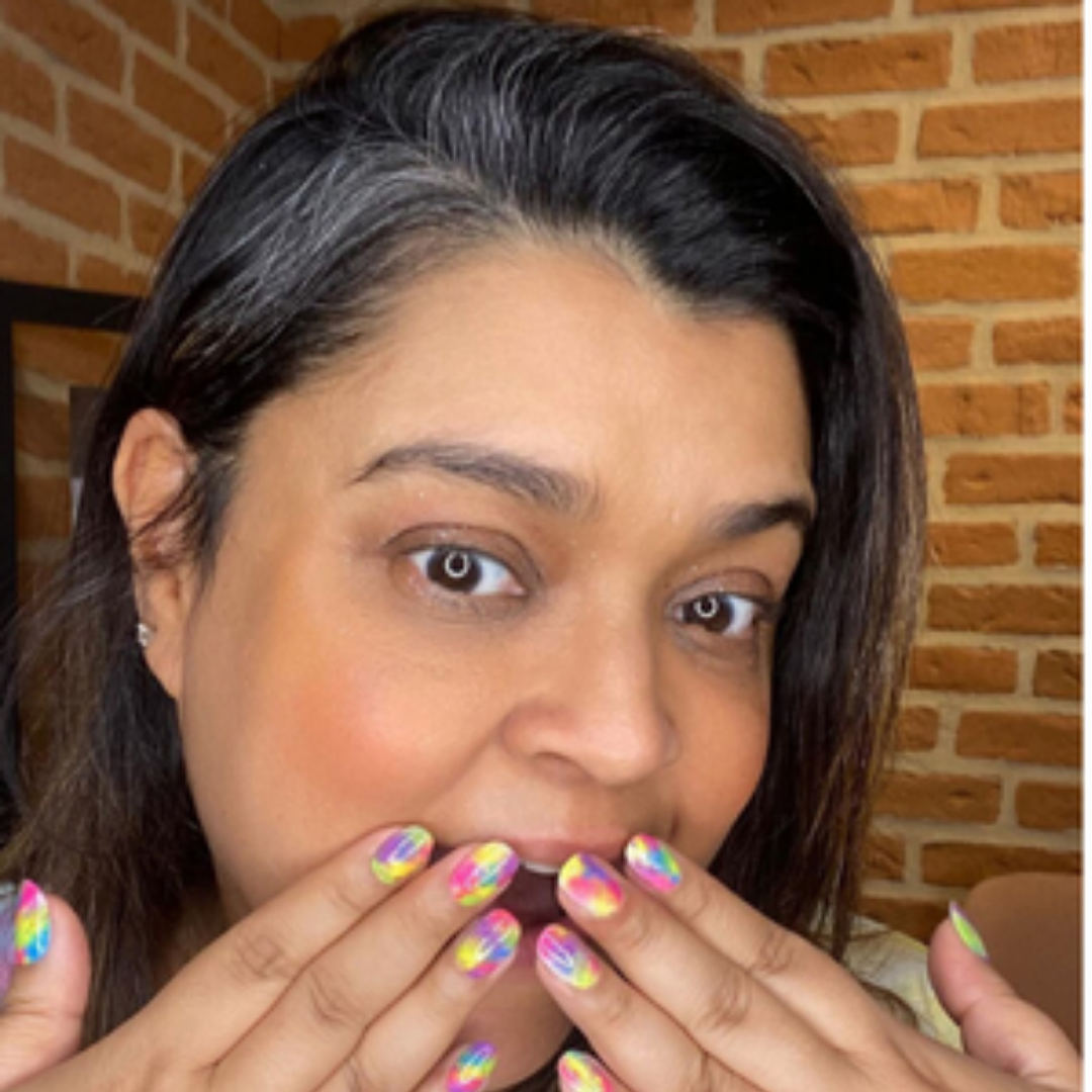 Tie-dye chega às unhas de Preta Gil e Isis Valverde