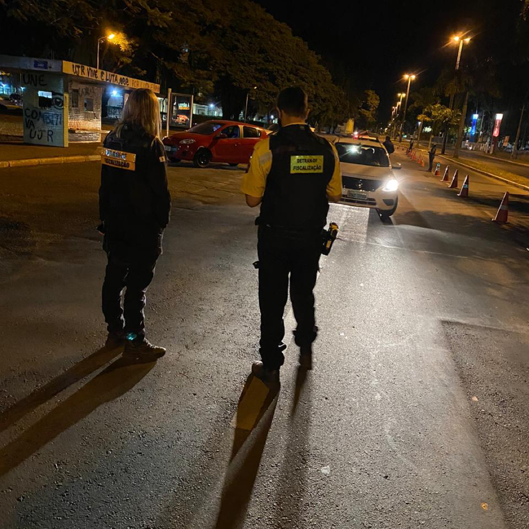 Operação do Detran-DF flagra 33 condutores alcoolizados na noite de reabertura de bares e restaurantes