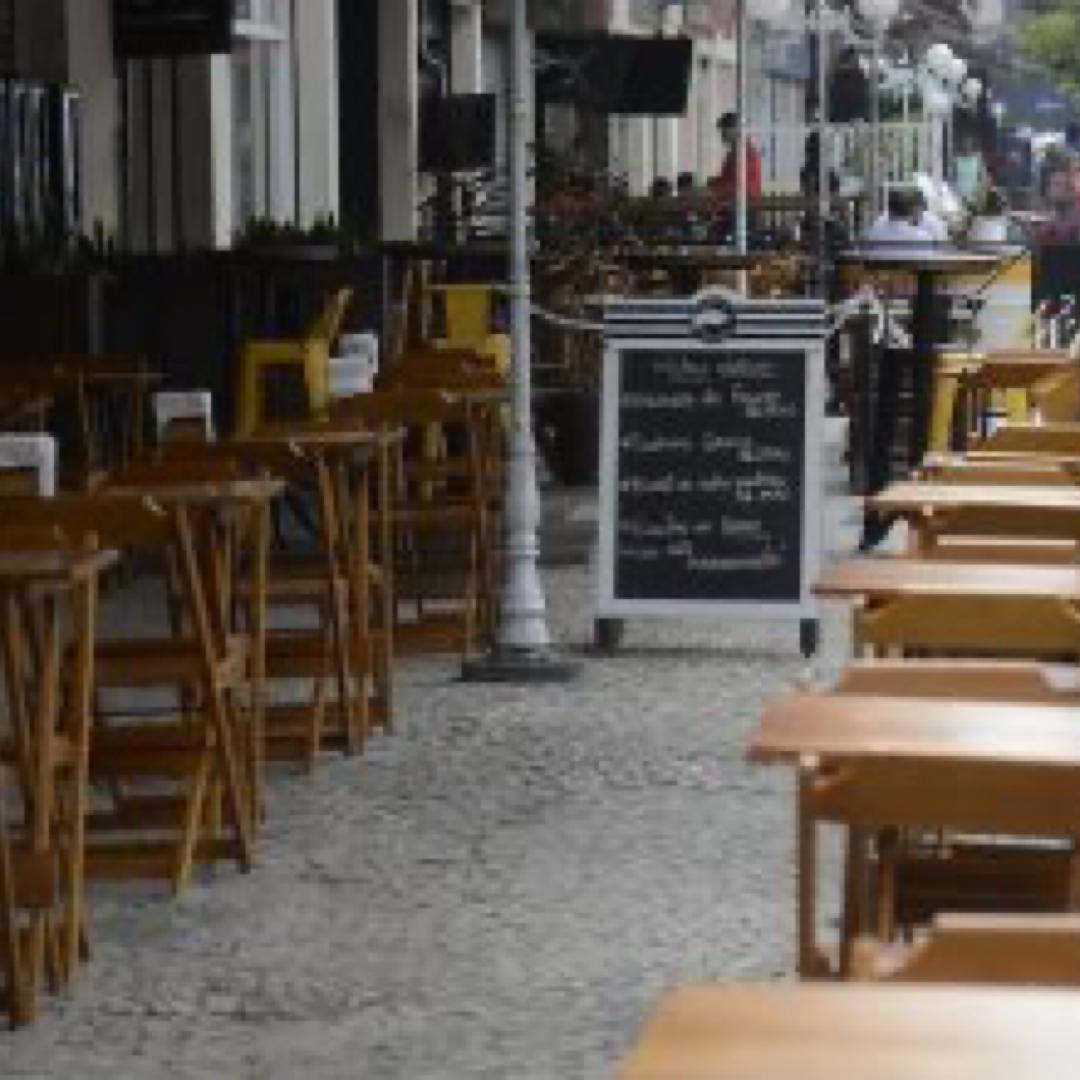 Bares e restaurantes são autorizados a reabrir nesta quarta (15)