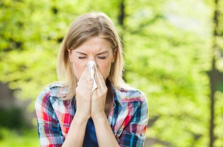 Tosse alérgica: sintomas, causas e o que fazer