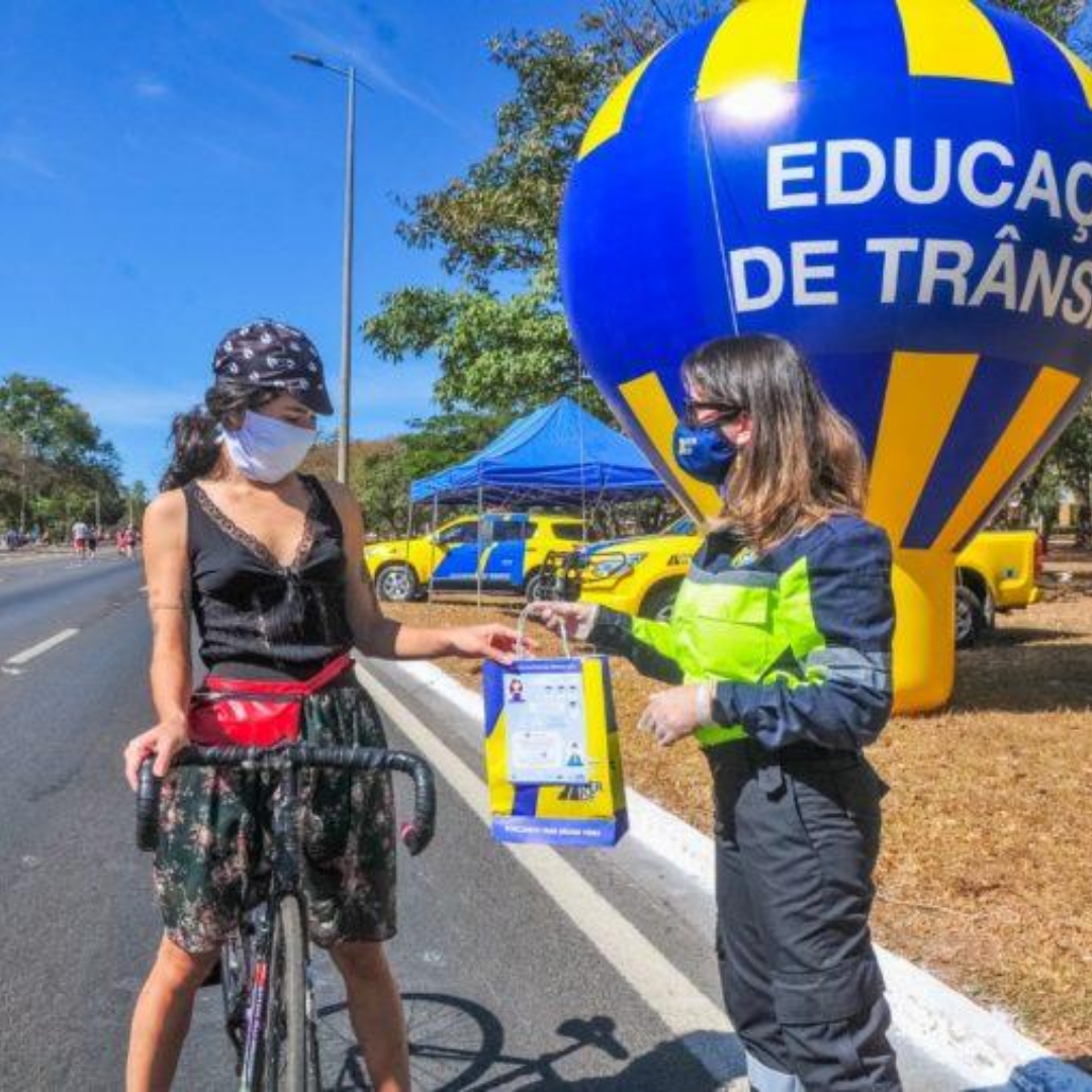 Blitz educativa no Eixão do Lazer