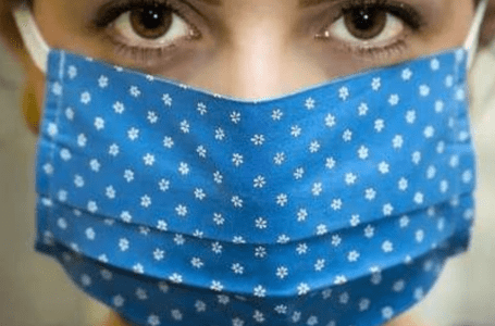 Máscaras de proteção podem causar acne em adultos e crianças