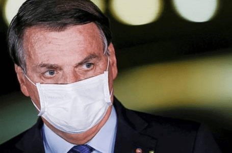 Contrariando ciência, Bolsonaro diz que eficácia de máscara é “quase nula”