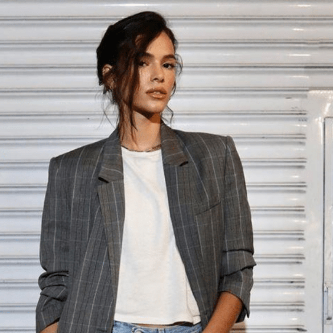 Bruna Marquezine prova a força do blazer em look com tênis