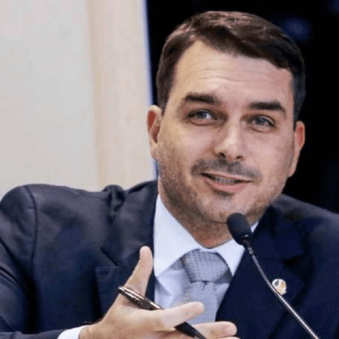 R$ 30 mil em espécie era “coisinha guardada em casa”, diz Flávio Bolsonaro